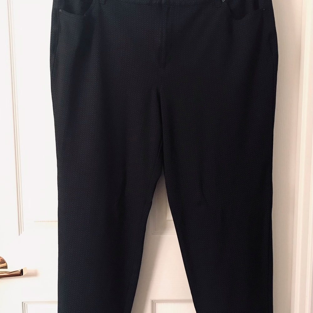 Slim fit black cropped pants
